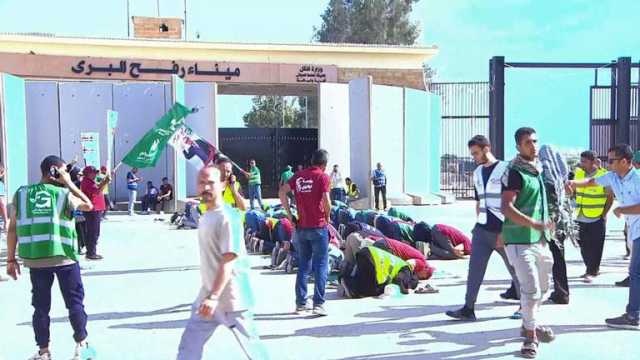 سجدة شكر.. فيديو يرصد رد فعل المصريين بعد فتح معبر رفح