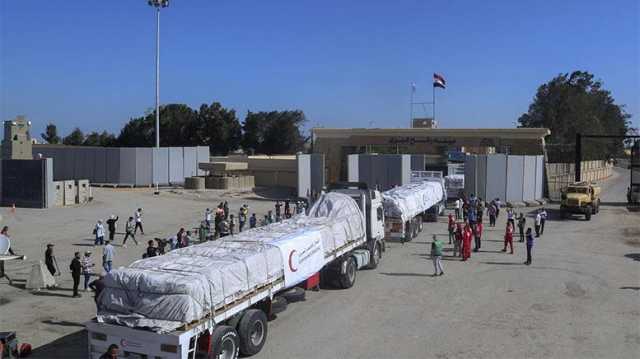 مصر ترفع عدد شاحنات المساعدات لغزة إلى أكثر من 300 يوميا