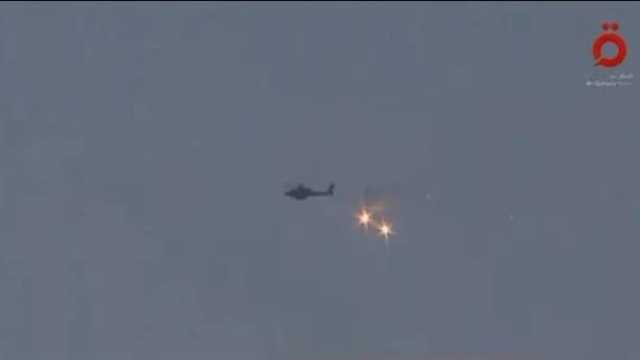 صورة - طائرة أباتشي إسرائيلية تقصف قطاع غزة على الهواء