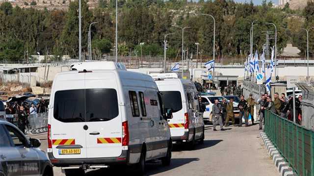 وصول الدفعة الأولى من الأسرى الفلسطينيين إلى الضفة تمهيدًا للإفراج عنهم