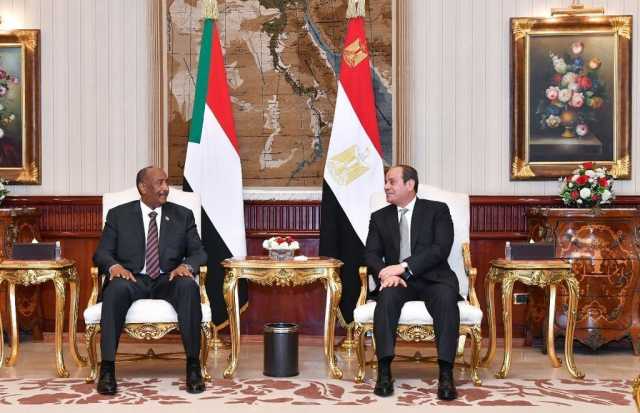 الرئيس السيسي يستقبل رئيس مجلس السيادة السوداني بالعلمين