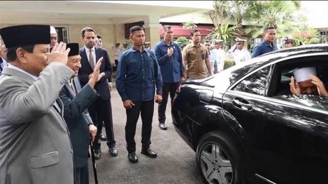 بعد مراسم استقبال رسمية.. الرئيس الإندونيسي يؤدي التحية العسكرية لشيخ الأزهر - فيديو