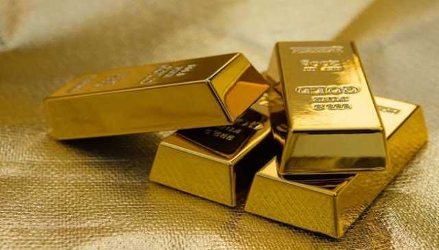 أسعار الذهب تتراجع عن أعلى مستوى في شهر