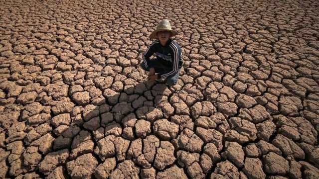 ألف شخص على الأرض.. ما علاقة تغير المناخ بهلاك البشر؟