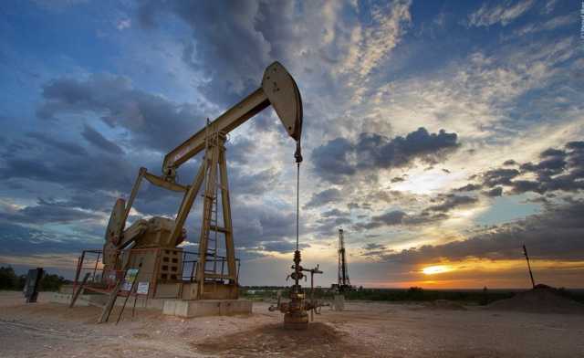 أسعار النفط تتجاهل زيادة المخزونات الامريكية وترتفع قبل اجتماع أوبك+