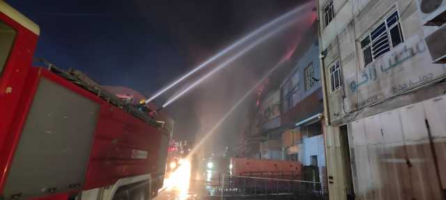 13 فرقة إطفاء تخمد حريق معمل للصناعات الغذائية في منطقة جميلة ببغداد