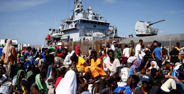 أكثر من سكانها.. مهاجرون يغزون جزيرة إيطالية والسلطات تطلب تدخلاً اوروبياً عاجلاً