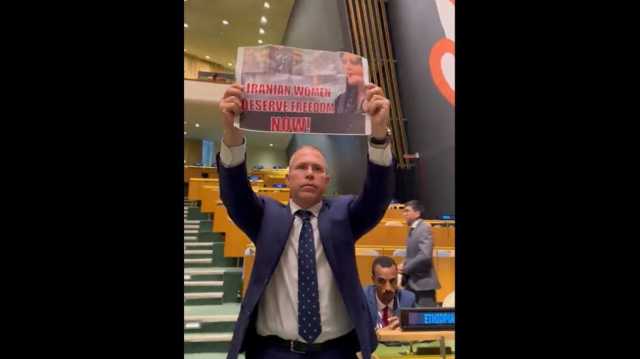 أمن الأمم المتحدة يحتجز المندوب الإسرائيلي بعد احتجاجه ضد كلمة رئيسي.. فيديو