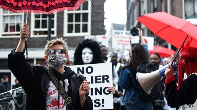 عاملات جنس يتظاهرن احتجاجاً على مخطط نقل المنطقة الحمراء
