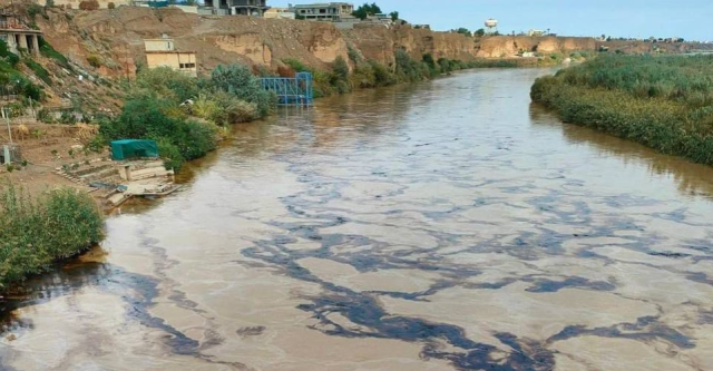 في بلدة عراقية.. النفط ينبع من الجبل ويصب في النهر