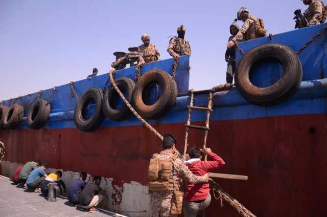 قبطانها إيراني.. ضبط سفينة مجهولة الهوية في المياه الإقليمية العراقية تهرب النفط (صور)