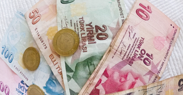 البنك المركزي التركي يفاجئ الأسواق برفع طارئ للفائدة إلى 46%