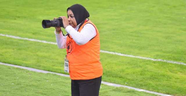 أمل النصراوي.. أول مصورة رياضية عراقية في ملاعب قطر