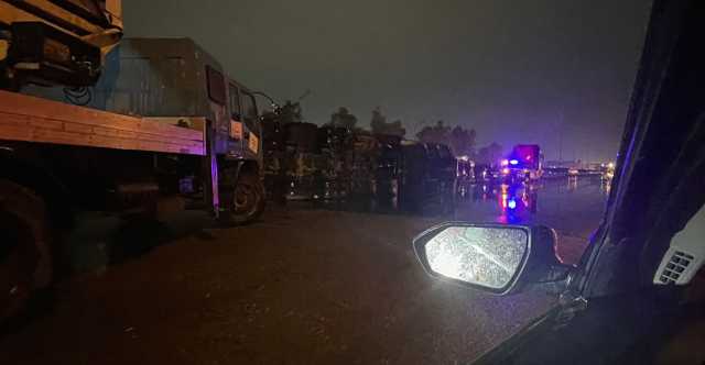 انقلاب صهريج نفط وإصابة سائقه بجروح في بغداد (صور)