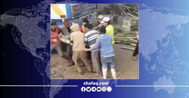 فيديو.. انهيار سقف مسجد قيد الإنشاء على عمال في الموصل