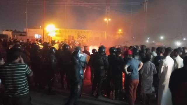 النجفيون يحتجون على انقطاع الكهرباء بحرق الاطارات في الشوارع (فيديو)