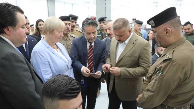 الداخلية العراقية تصدر لأول مرة بطاقة وطنية ملونة غير قابلة للتزوير.. فيديو وصور