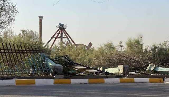 ناشطون يهددون بالتصعيد.. مستثمر يهدم جدران المتنفس الوحيد لأهالي منطقة جنوبي العراق (صور وفيديو)