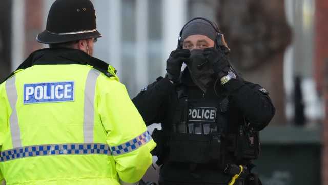 الأمن يلاحق رجلاً يحمل أشلاء بشرية بحقيقة في بريطانيا