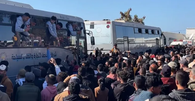 نقل بعضهم إلى المستشفيات.. الهلال الأحمر الفلسطيني يتسلم الأسرى من إسرائيل