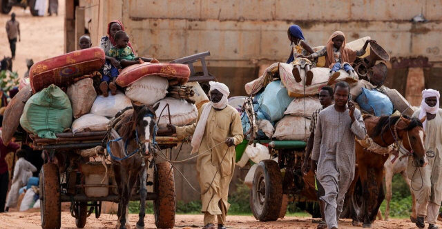 السودان.. القتال يجبر 10 آلاف عائلة على النزوح من مخيم دارفور