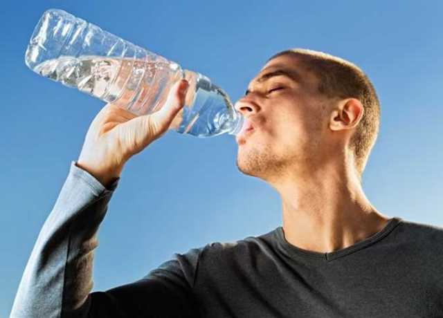 لماذا يجب تناول كوب ماء كل ساعة؟.. 4 فوائد مذهلة| فيديو