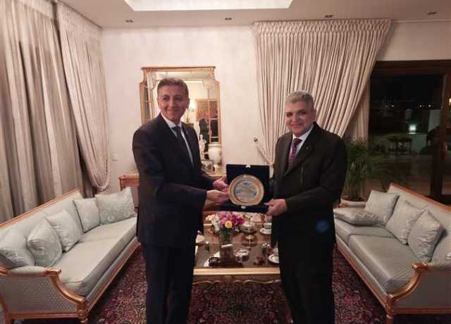 رئيس هيئة قناة السويس يلتقي سفير مصري باليونان
