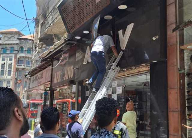 السيطرة على حريق بمحل أحذية شهير في الإسكندرية.. والتحريات: ماس كهربائي