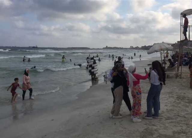 مع رفع «الرايات الخضراء».. توافد آلاف المواطنين على شواطئ الإسكندرية (صور)