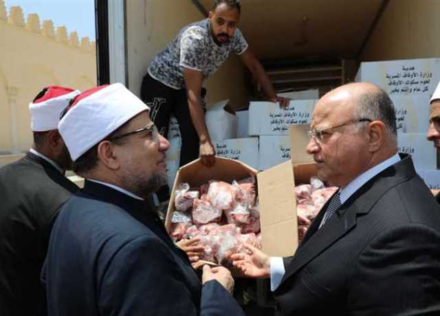 وزير الأوقاف ومحافظ القاهرة يشهدان توزيع 2 طن لحوم صكوك الأضاحي