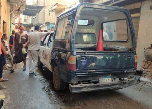 شهود عيان: النيران حجزت ضحيتى الحريق داخل مطم الفول المشتعل في قها..صور