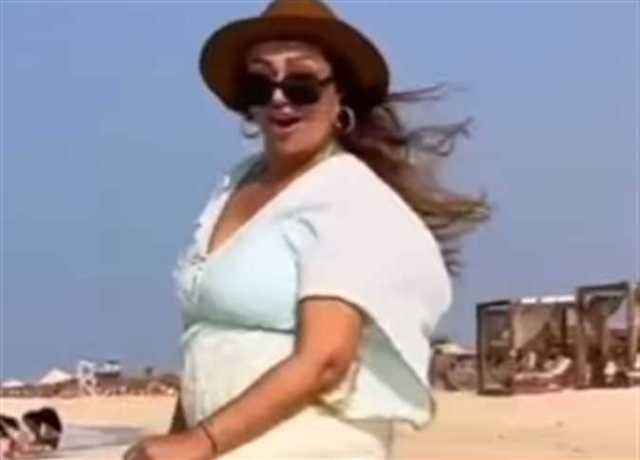 رقص وغناء ليلى علوي على أغنية «هرمون السعادة» لتامر حسني في الساحل الشمالي (فيديو)