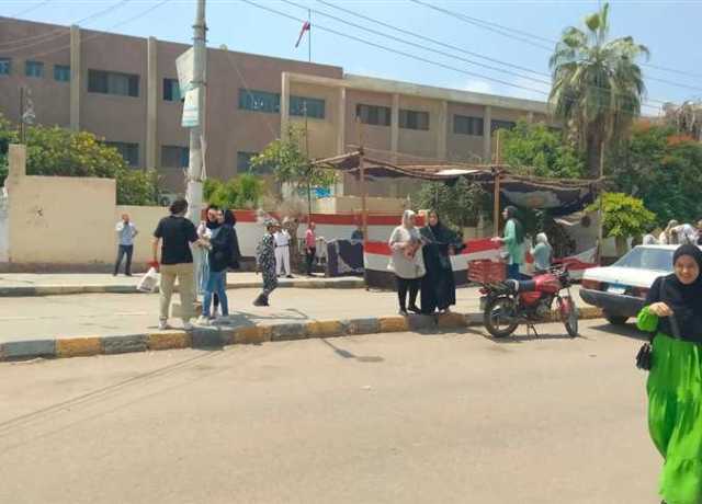 فرحة على وجوه طلاب الثانوية العامة بسهولة امتحاني الجيولوجيا وعلم النفس في القليوبية