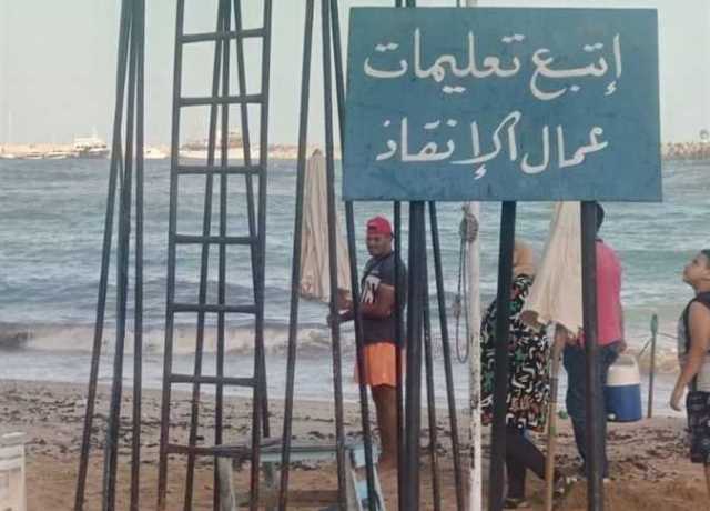 بسبب ارتفاع الأمواج.. شواطئ الإسكندرية ترفع الرايات الحمراء لليوم الثاني (صور)