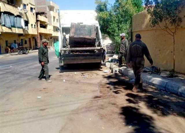 رفع القمامة والمخلفات الصلبة من الشوارع والميادين بمدينة بالأقصر