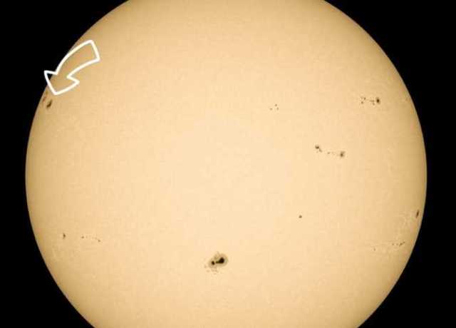 الجمعية الفلكية بجدة تعلن ظهور بقعة شمسية جديدة.. وتصدر تحذيرًا