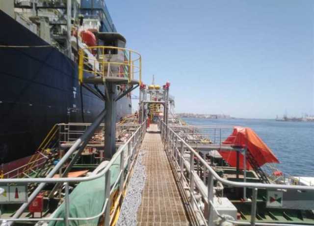 اقتصادية قناة السويس: نجاح خدمة تموين سفينة حاويات أثناء التداول بميناء غرب بورسعيد