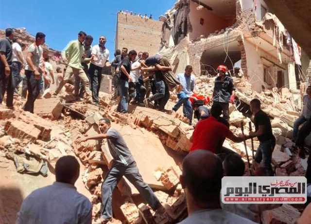 انتشال ضحية جديدة أسفل عقار رشيد المنهار في البحيرة (صور وفيديو)