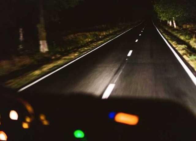 4 نصائح للحفاظ على سلامتك عند القيادة ليلاً