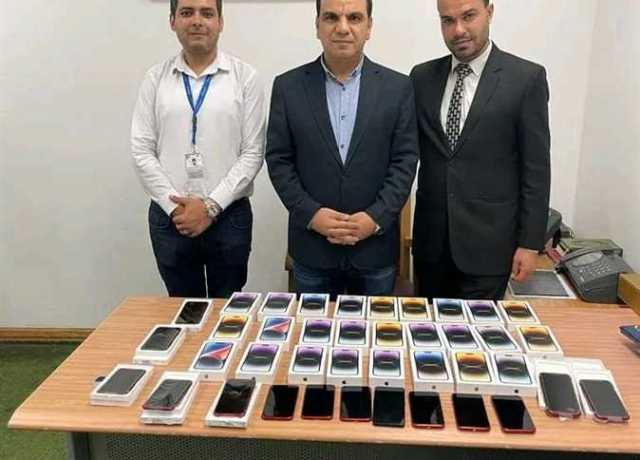 إحباط تهريب 40 هاتفا محمولا بحوزة راكبين قادمين من دبى بمطار برج العرب (صور)