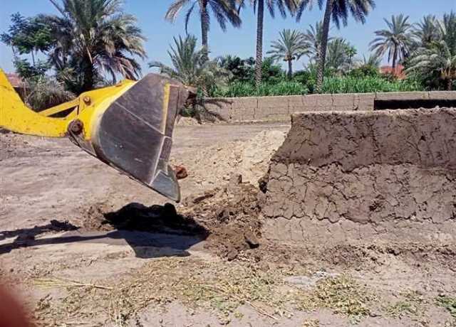 إزالة ٥٠ حالة تعد بالبناء على الأراضي الزراعية وأملاك الدولة بالمنيا