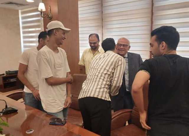 محافظ بورسعيد يستقبل الفرقة القومية للفنون الشعبية قبل سفرهم للأردن (صور)