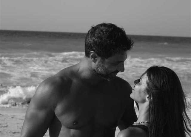 كريم فهمي يشارك جمهوره صورا رومانسية على البحر مع زوجته