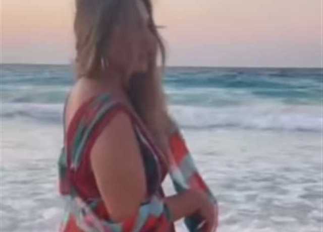 ليلي علوي تستمتع بعطلتها الصيفية على الشاطئ بأغنية «بلبطة» للجسمي (فيديو)