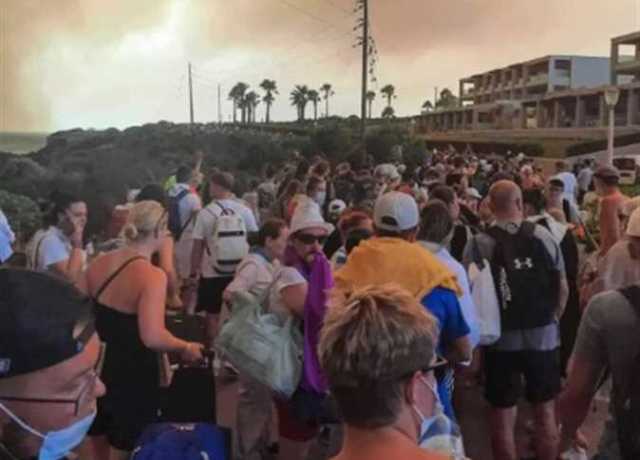 «الهروب من الجحيم».. إخلاء 12 منطقة في جزيرة كورفو اليونانية بعد اشتعال الحرائق