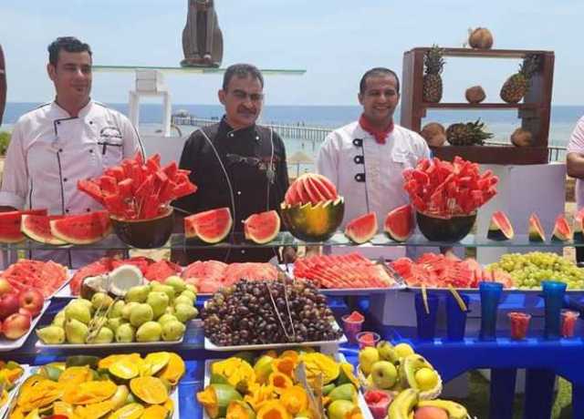 مهرجانات الفاكهة تجذب المصريين والسائحين على شواطئ مرسى علم (صور)