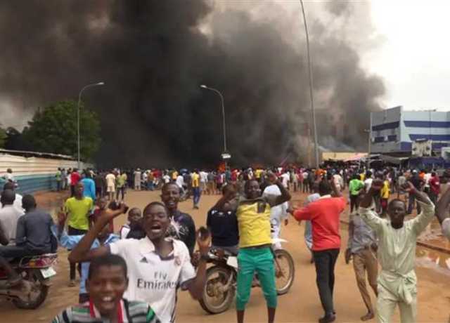 عقوبات اقتصادية لإنهاء الانقلاب على رئيس النيجر وسط مظاهرات مؤيدة لعزله