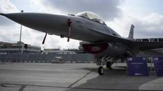 'أسوشيتد برس': الولايات المتحدة ترسل طائرات 'إف-16' لحماية السفن في الخليج من إيران