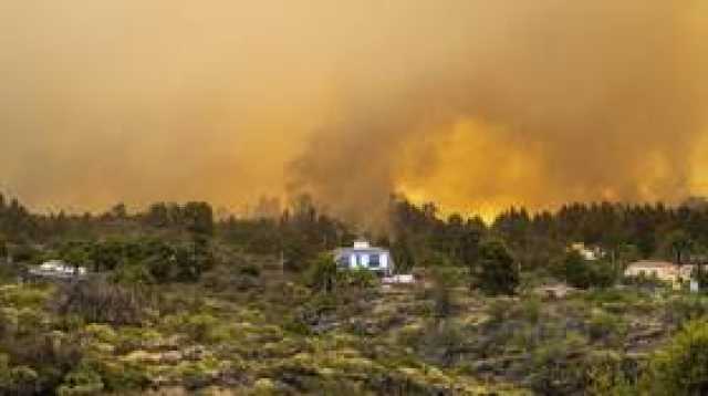 إجلاء 2000 شخص وسط حرائق غابات لا بالما في جزر الكناري الإسبانية (صور)