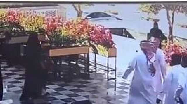 السعودية.. فتاة تقود سيارة بسرعة تسقط في حوض نافورة أحد المجمعات التجارية في سكاكا (فيديو)